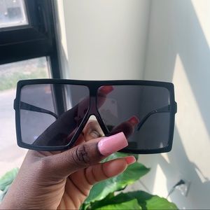 “Baddie” sunglasses